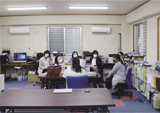 フリーアドレスのオフィス。この日は皆さんお揃いでスタッフミーティングを行っていました