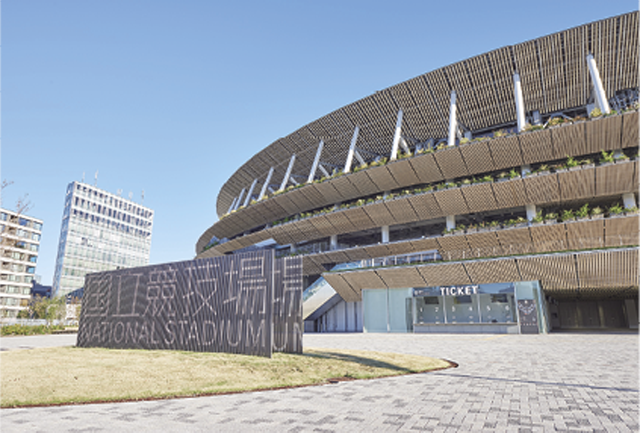コンセプトは「木と緑の杜のスタジアム」。軒庇には47都道府県から森林認証を得た木材を調達し、スタジアムの方位に応じて配置。地上5階、地下2階。観客席数約6万席（画像提供：独立行政法人日本スポーツ振興センター）