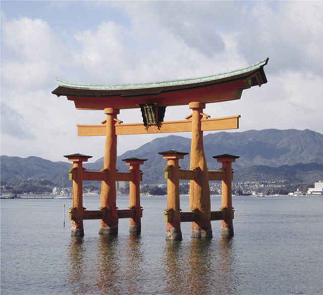 海に立つ「嚴島神社」。干潮時にはシンボルの大鳥居のすぐ側まで行くことができる
