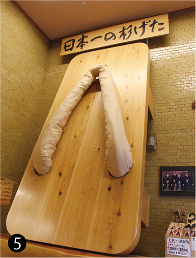 「天領日田 はきもの資料館」の入口には巨大な「日本一の杉げた」が。寒暖差の激しい日田で育った良質な日田杉をつかっており、高さ4m以上、幅2m以上、重さ約1000㎏だという。観光客の記念撮影スポットとしても人気
