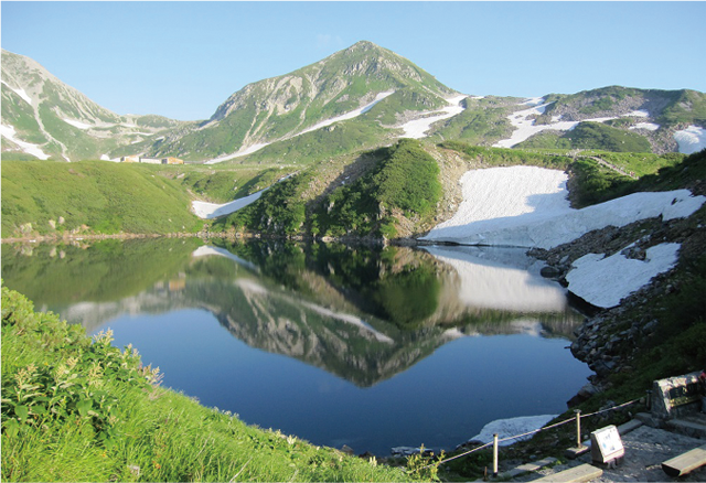 湖面がハート形に見える立山室堂のシンボル「みくりが池」（写真提供：立山黒部アルペンルート）