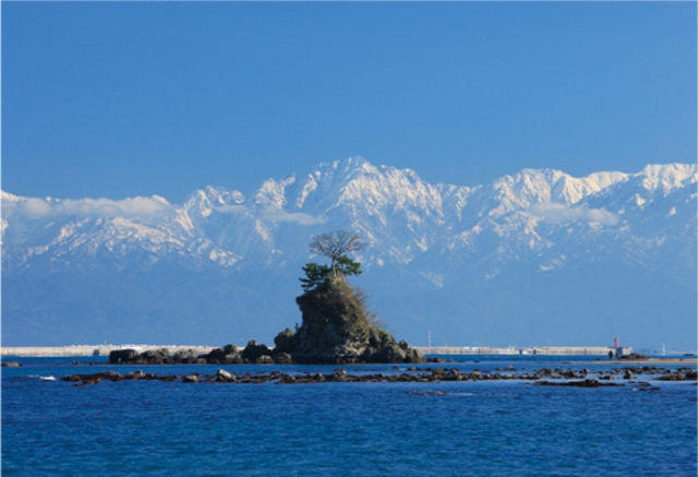 富山湾の雨晴（あまはらし）海岸から望む3000m級の立山連峰（写真提供：（公社）とやま観光推進機構）