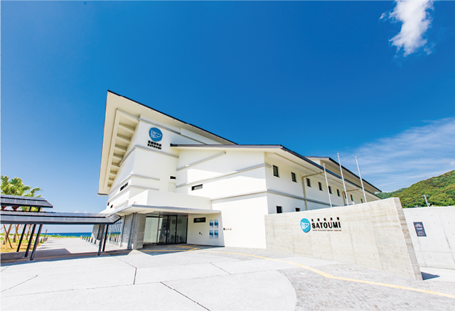 高知県立足摺海洋館「SATOUMI」の外観。施設は2階建てで展示は大きく6つのエリアに分かれている。常設水槽70基。開館時間9：00～17：00、年中無休