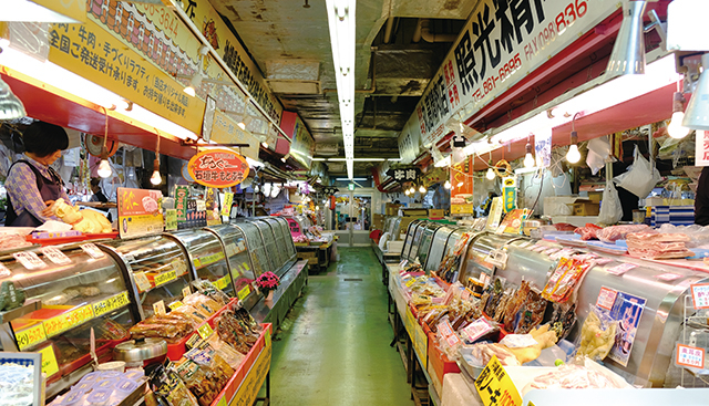 〝沖縄県民の台所〟として長年、県民や近隣飲食店、観光客に親しまれてきた那覇市第一牧志公設市場（移転前）