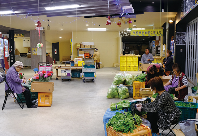 早朝には現在も、地元農家などが野菜を持ち寄って昔ながらの相対売りを行っている