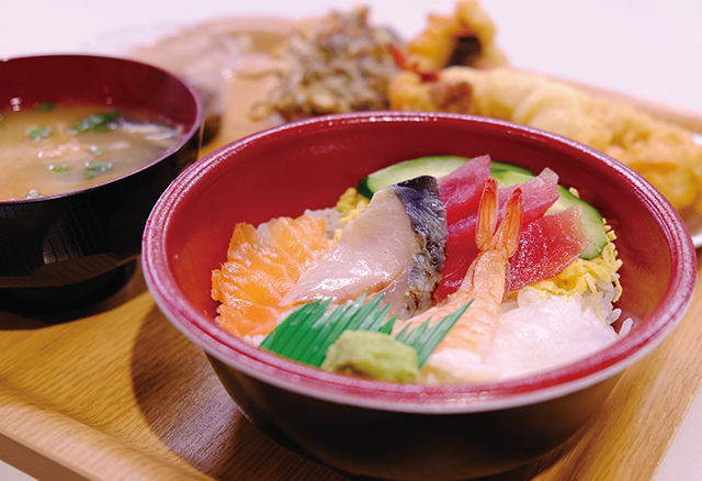 名嘉鮮魚店のミニ海鮮丼と魚汁、天ぷら