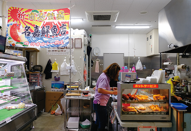 魚卸売業者の飲食ブースで、新鮮かつリーズナブルな海鮮丼や魚汁などを味わえる