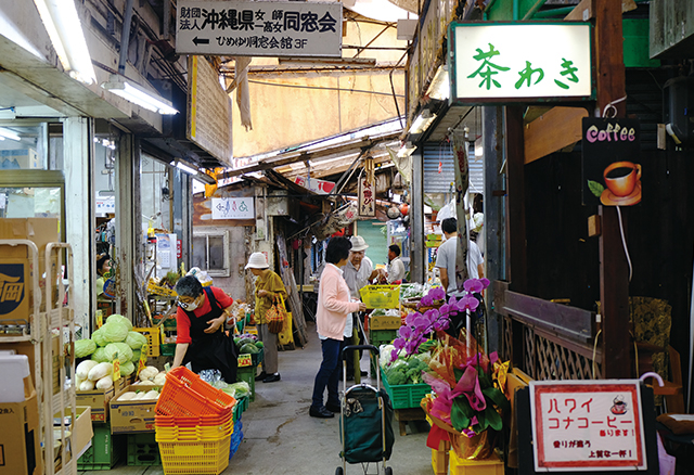 昼の栄町市場商店街。飲食店が増えたことで食料品を中心とした買い物需要が高まり、なかにはランチ営業をする店も
