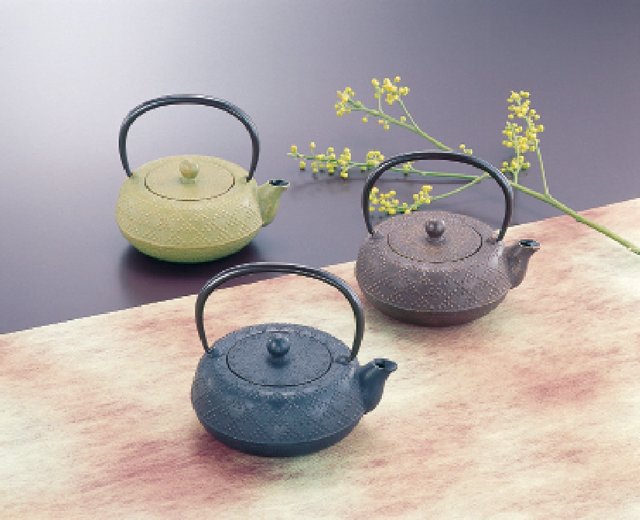 (左)最近では、カラフルなデザイ ンの製品も登場。(写真提供:盛岡 観光コンベンション協会 )