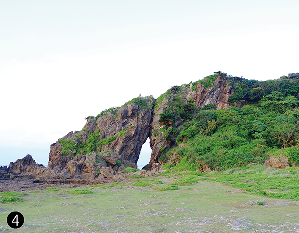 大きな穴の向こうに海が見える奇岩、ミーフガー