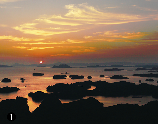 展海峰からの景観。佐世保にはここを含む8つの展望台から九十九島の絶景を眺めることができる