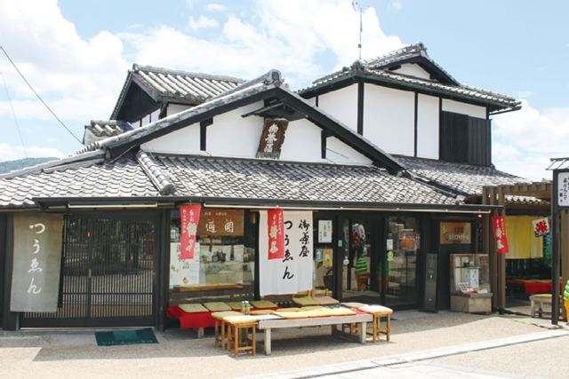 通圓本店の外観。寛文 12 年 ( 1672 年)に建てられた江戸時 代の町家の遺構を残す建物で、 店内には数百年前に作られた茶 壷や一休和尚にもらったとされ る「初代通円」の木像がある
