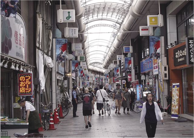 平日は1万5000人ほどが来街して買い物、散策を楽しむ。1977年には全蓋型アーケードが設置され、天候に左右されずに買い物が楽しめるようになった