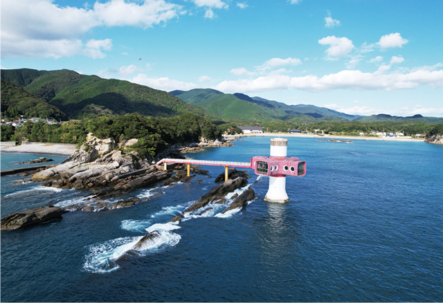 赤と白にペイントされた海中展望塔「足摺海底館」。らせん階段を降りた先にある部屋には丸い窓があり、そこから海中を眺めることができる。また、高さ10mの展望室からは雄大な太平洋を一望できる