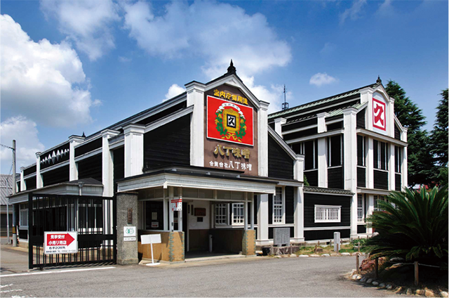 カクキュー本社屋。昭和2年に建てられた洋風デザインの建物で、国の登録有形文化財となっている