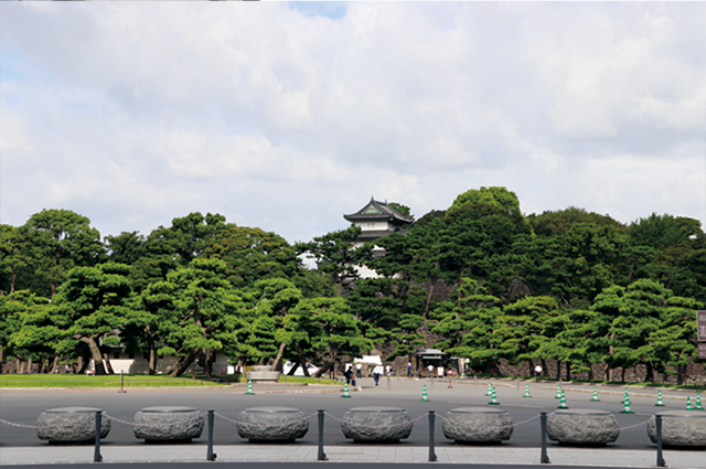 皇居桔梗門の前の広場