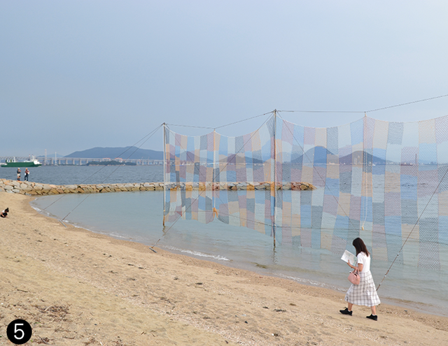 五十嵐 靖晃氏作品「そらあみ〈島巡り〉」（本島）。史上最大スケールの魚網作品、天候や潮の満ち引きでカラフルな網の見え方が変化する