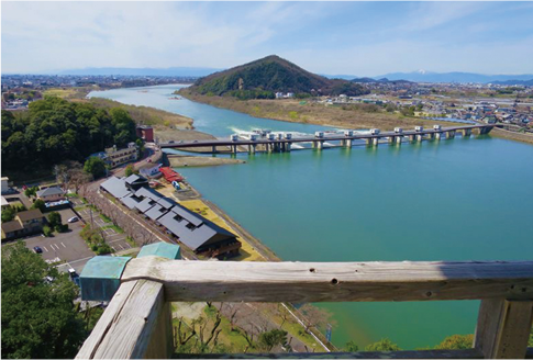 天守から木曽川下流方向の眺望。犬山頭首工ライン大橋（通称ライン大橋）を渡った北岸は岐阜県各務原（かかみがはら）市