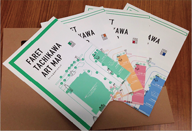 （左）作品番号109の「車止め（ベンチ）」（ヴィト・アコンチ作） （下）作品番号072の「会話（ベンチ）」（ニキ・ド・サンファル作）