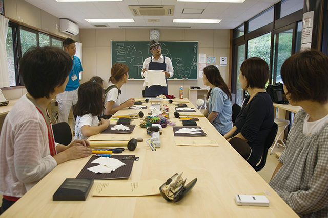 キョン革クラフトワークショップではキーホルダーなどを制作