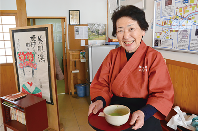 「おすそわけ茶屋」では、地元のお母さんが煎茶（無料）でおもてなししてくれる。抹茶とコーヒー（いずれも100円）も注文できる
