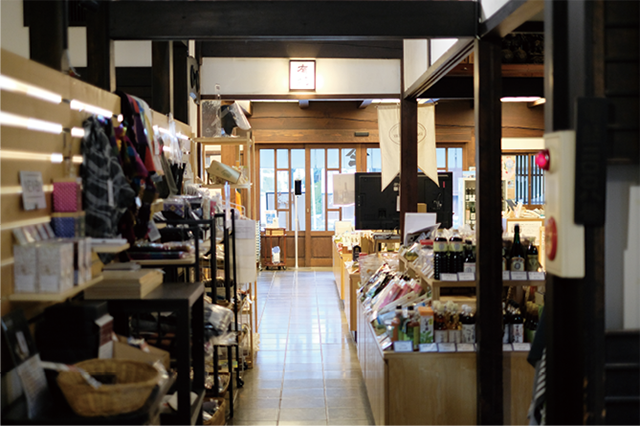 店舗内は歴史を感じさせる造りになっている