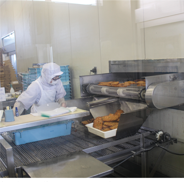 衛生管理が徹底された環境で食品を製造