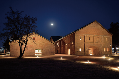 夜にはまたひと味違う表情を見せてくれる。明治期の煉瓦壁が残る左側の棟はカフェショップに生まれ変わった cNaoya Hatakeyama