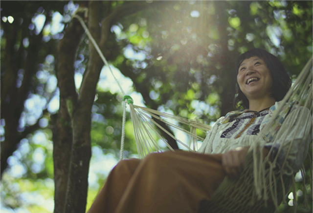 自分で作ったハンモックに包まれると自然と素敵な表情になる。森の中での至福のひととき