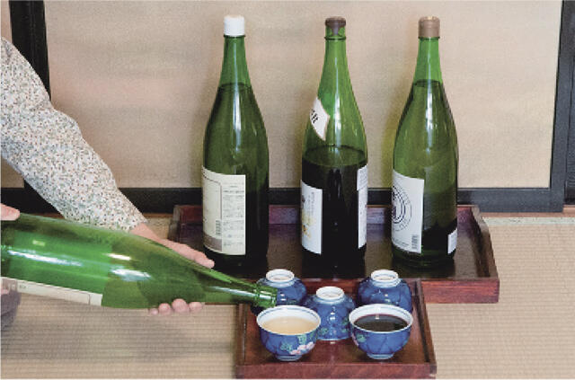湯呑み茶碗で一升瓶ワインを飲む光景は、昭和の頃は日常的な光景だった