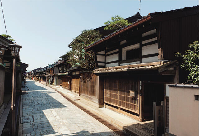 石畳の通りに真壁造りの家が軒を連ねる金屋町重伝建地区。銅器製品国内シェア90%以上という高岡の地場産業、高岡鋳物発祥の地