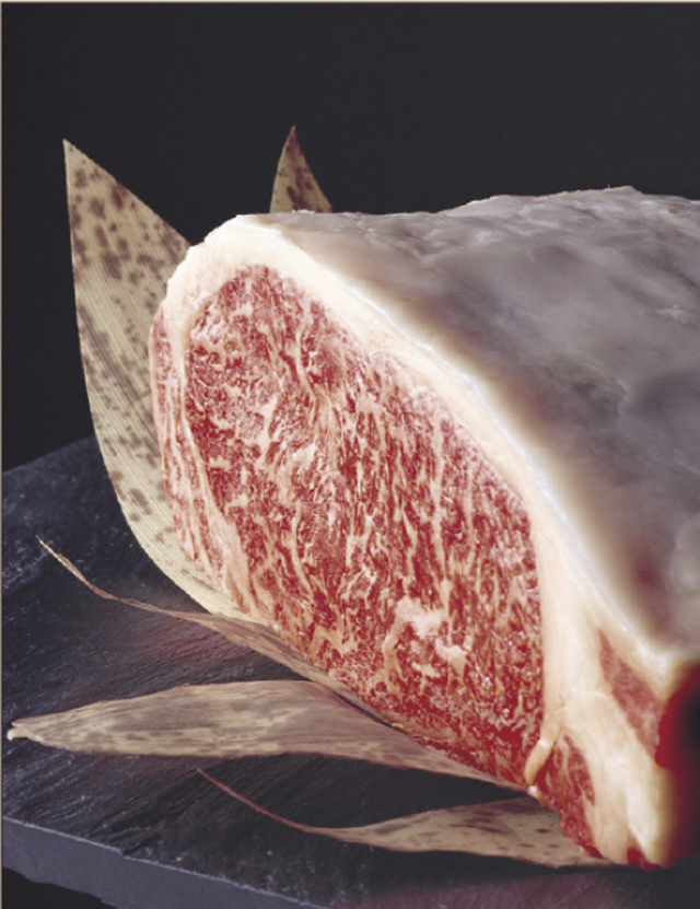 赤身と脂身のバランスがちょうど良いと 言われ、豊かな旨味とジューシーな脂が 特徴の米沢牛