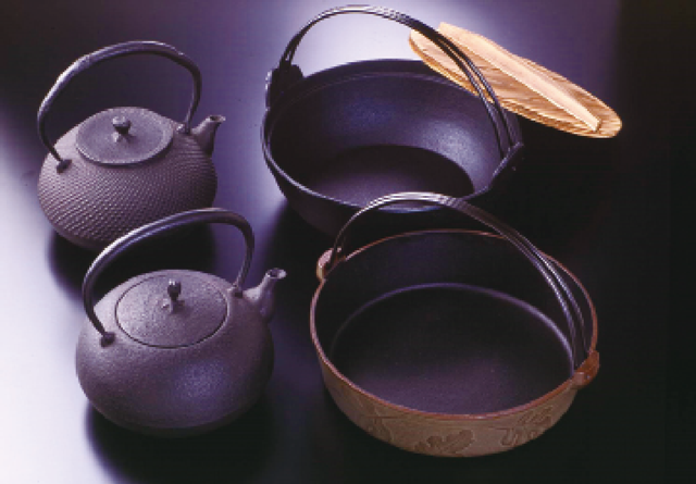 (下)昭和50年には伝統的工芸品として全国第1号の指定を受けている南部鉄器