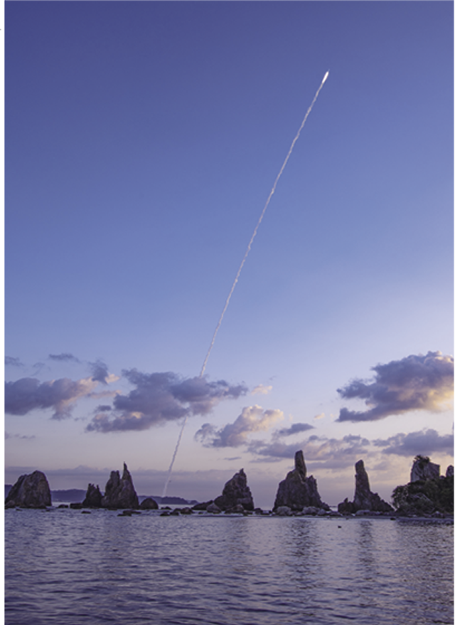 串本から大島に向かい、海中に約850mにわたって大小40余りの岩柱が列をなしてそそり立つ国の名勝天然記念物指定の「橋杭岩」とロケットのCG画像（写真提供：南紀串本観光協会）