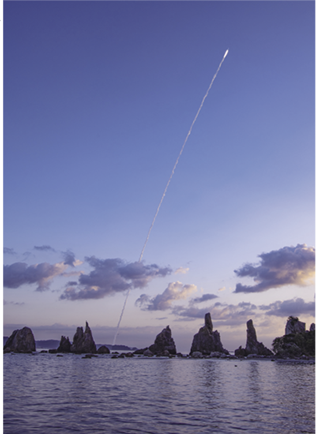 串本から大島に向かい、海中に約850mにわたって大小40余りの岩柱が列をなしてそそり立つ国の名勝天然記念物指定の「橋杭岩」とロケットのCG画像(写真提供:南紀串本観光協会)