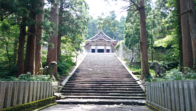 大山寺から石畳の参道を上がったところにある大神山神社奥宮。社殿は全国最大級の壮大な権現造り