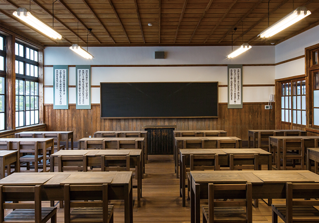 昭和30年代の旧明倫小学校の教室を復元した「復元教室」