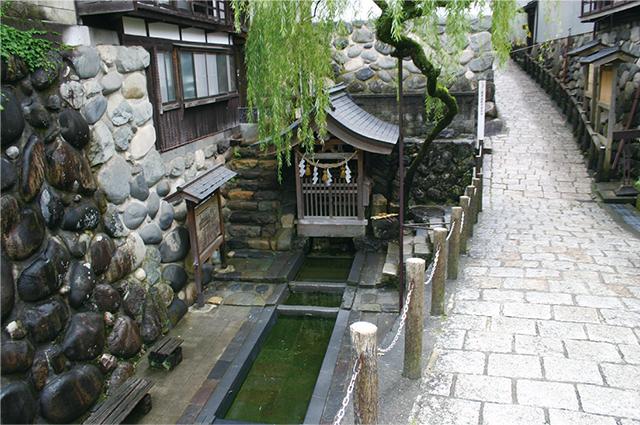 日本名水百選」の第1号に指定されたことで有名になった湧水、宗祇水（そうぎすい）
