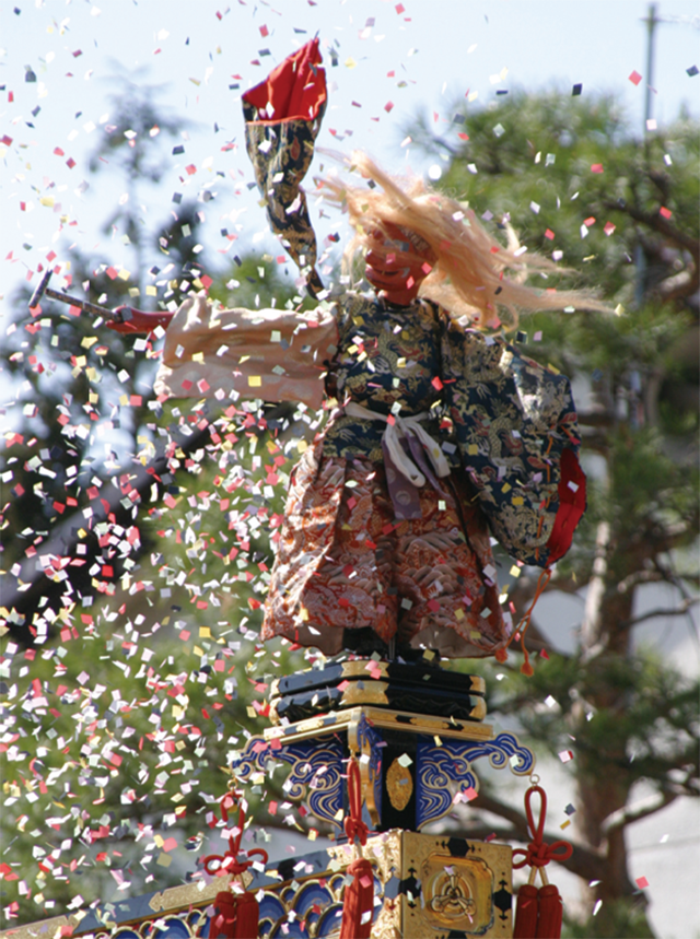 春の高山祭に登場する「龍神台（りゅうじんたい）からくり」。壺に閉じ込められ置き去りにされた龍神が、壺を破って舞い踊る