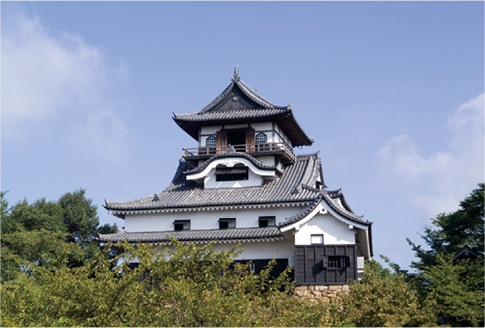 犬山城は外観こそ3層だが、内部は4階建て地下2階建てとなっており、天守の高さは地上約24mとなっている