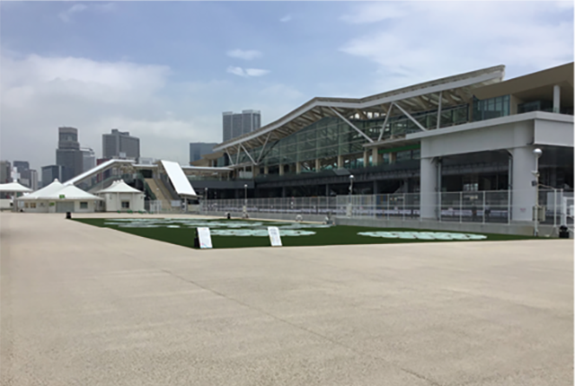 約23000㎡の広大な駅前広場。駅開業イベント「Takanawa Gateway Fest」（7月14日～9月6日）の舞台に<br> 提供：JR東日本