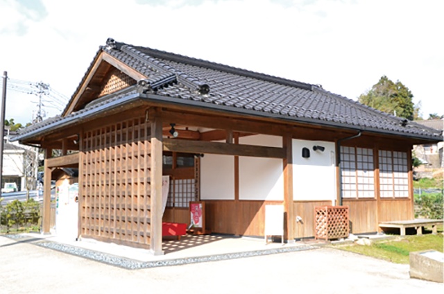 神社のすぐ下流、かつて松江藩主別荘の御茶屋があった場所に建てられた「おすそわけ茶屋」も観光協会が手掛けた人気スポット。「遺構表示施設として由来を解説するとともに、お茶屋兼休憩所とした」という