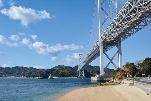因島大橋。しまなみ海道では7つの橋 が島々を繋いでいる。デザインや形態、 長さなどが異なりそれぞれ個性的なの で、サイクリングの際はぜひ注目を