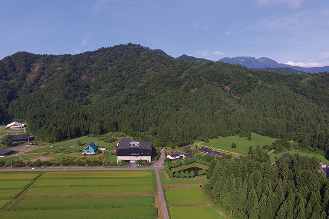 広大な敷地にさまざまな施設が並ぶ「魚沼の里」