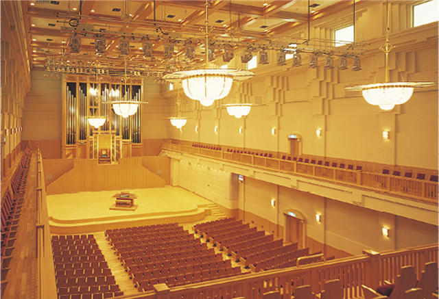 アクトシティ浜松の中ホール。ステージ正面にフランス製のパイプオルガンが設置されており、天井のシャンデリアが華やかな空間を演出する