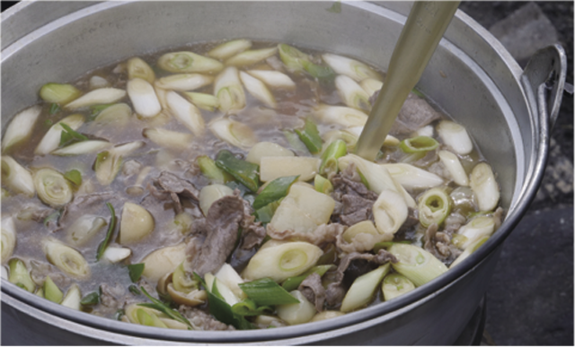 山形の名物料理といえば米沢牛と里芋を 使った「芋煮」。河川敷などの野外でグル ープで開く「芋煮会」は山形の秋の風物詩