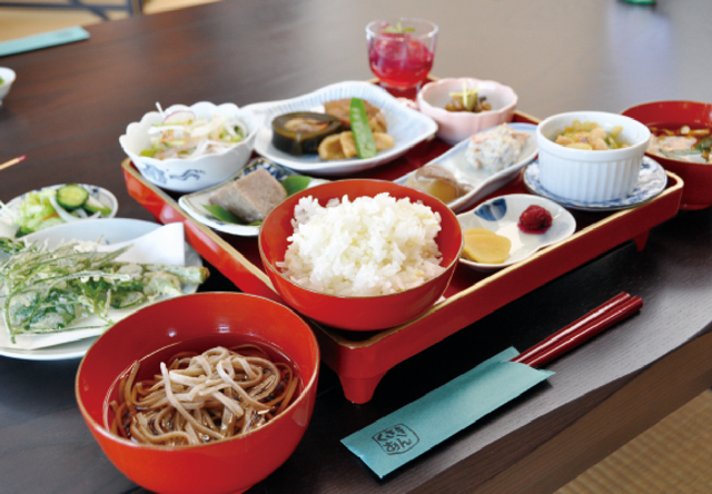 村山市の農家レストラン「たも山工房 草木庵」のランチ。旬の野菜を使用
