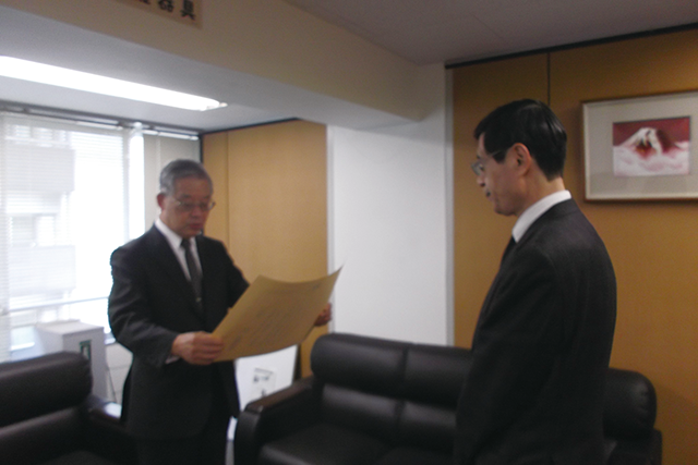 2021年2月の農林水産大臣賞授与式に出席した石井博事務局長(右)