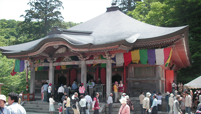 地蔵菩薩を本尊とする大山寺本堂。以前の本堂は過去に何度も焼失し、現在の本堂は1951年に再建されたもの