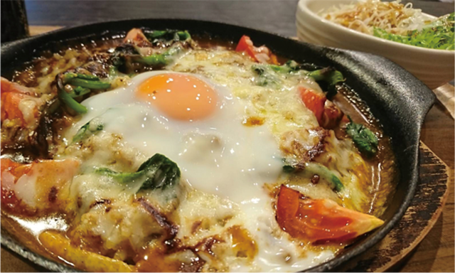 「八丁味噌香る岡崎おうはんエッグカレードリア」（元祖鉄板焼きカレーbyさん太）